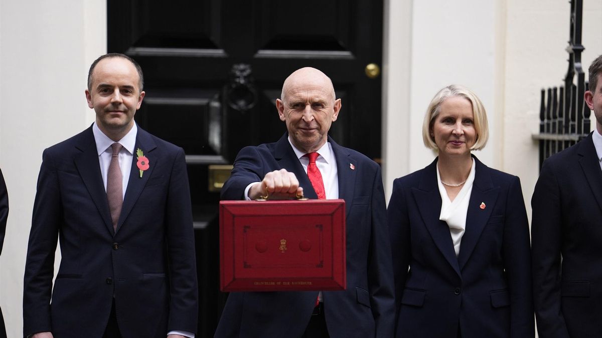El ministro de Economía, John Healey, muestra el maletín con el presupuesto en Downing Street, Londres, este miércoles.