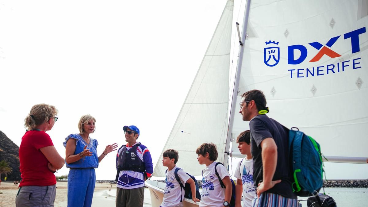 Yolanda Moliné asiste a la clausura de la Escuela Itinerante de Vela en Las Teresitas