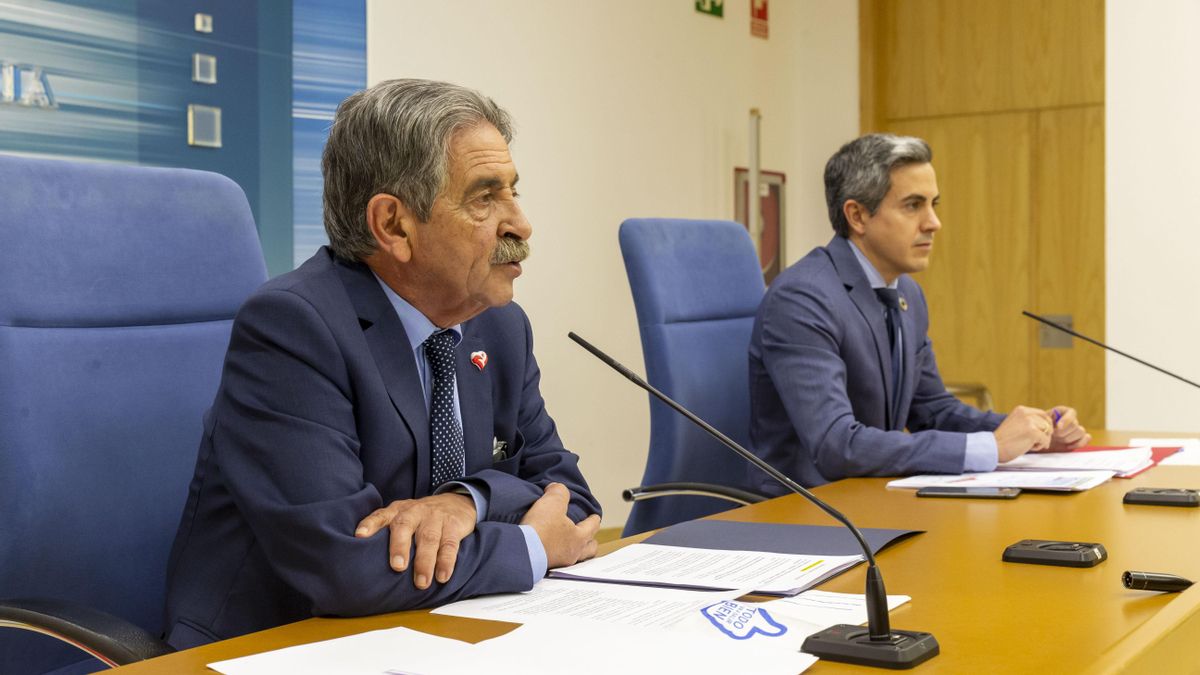 Revilla y Zuloaga en la rueda de prensa para presentar el Plan de Choque de Cantabria. | MIGUEL LÓPEZ