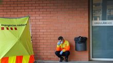 Un sanitario descansa en el exterior del Hospital de Igualada.