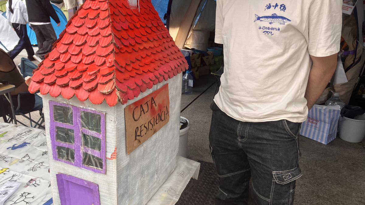 Carpa central de la Acampada por la vivienda en Santander, también llamada Plaza Amparo.