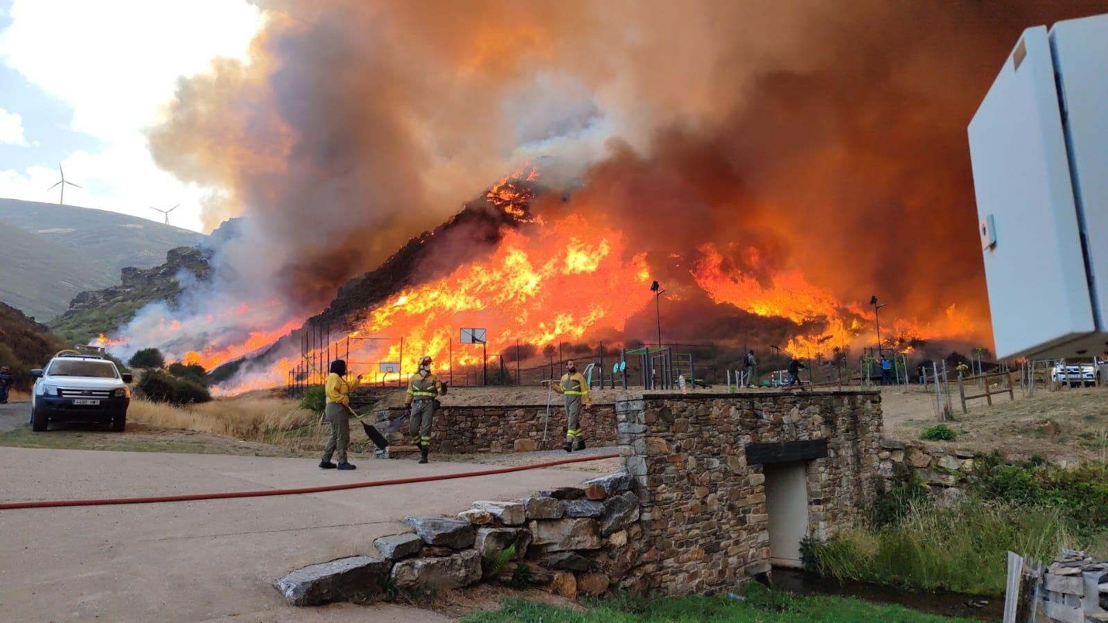 Uno de los graves incendios forestales de este verano en León, Pobladura de la Sierra.