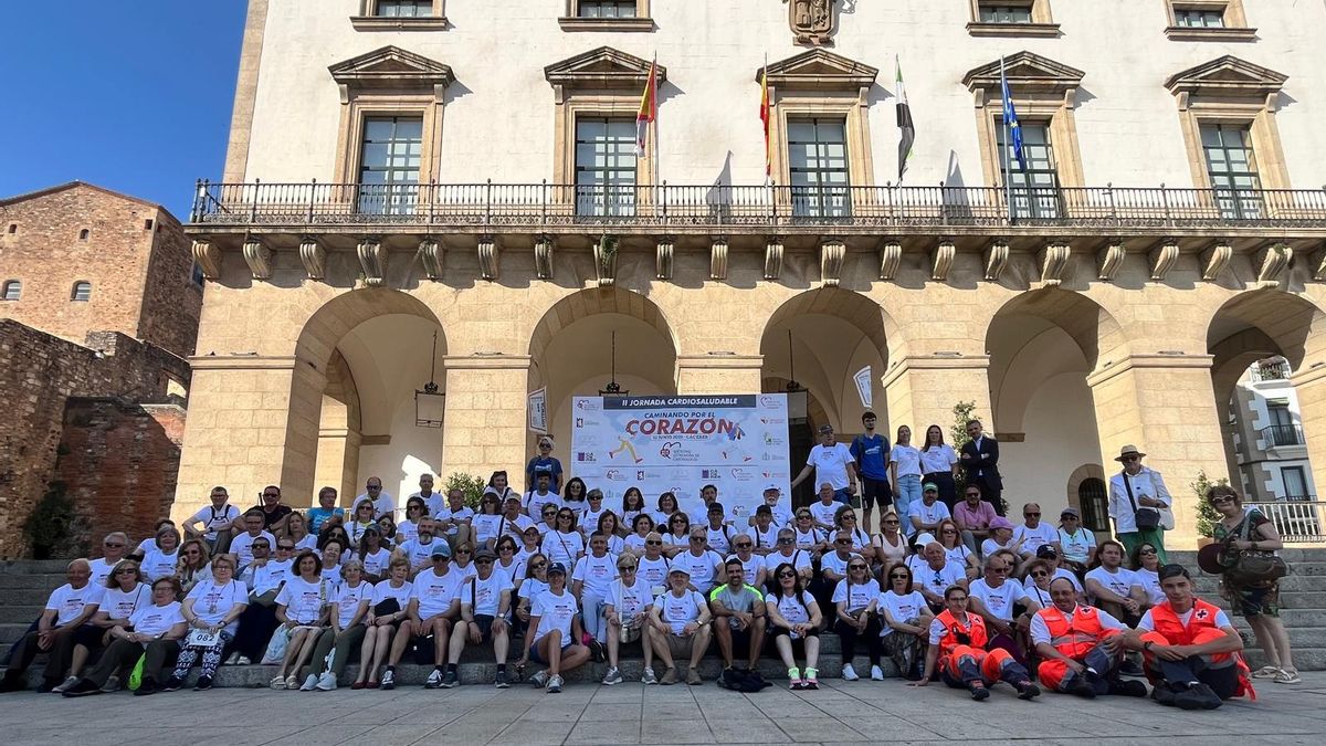 Un centenar de personas ‘caminan por el corazón’ en Cáceres en la II Jornada Cardiosaludable de la Sociedad Extremeña de Cardiología