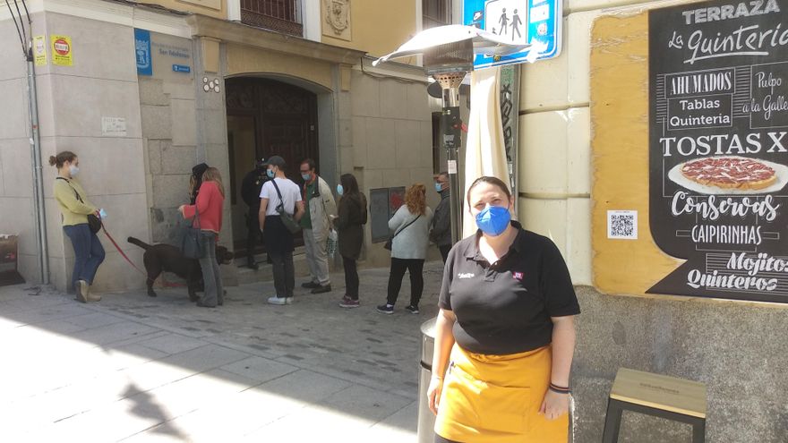 Montse Calderón de la Barca, del bar La Quintería, junto al colegio electoral