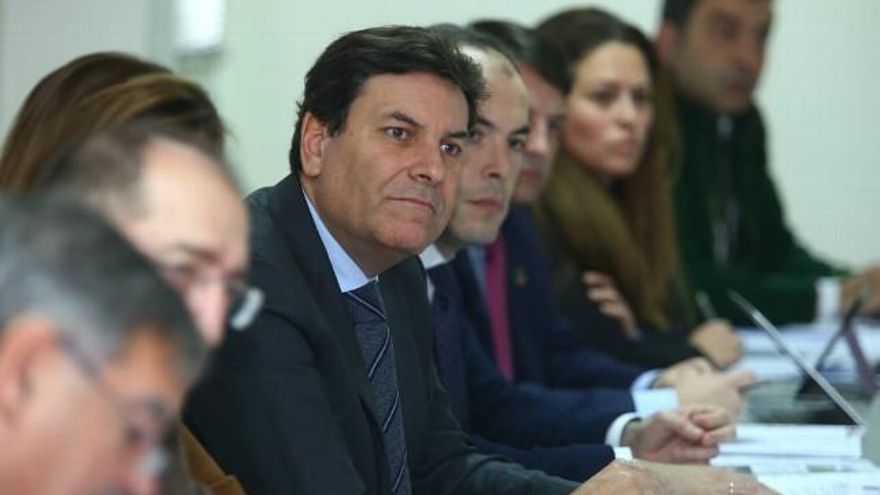 César Sánchez / ICAL El consejero de Economía y Hacienda, Carlos Fernández Carriedo, preside el pleno de la Comisión Regional de la Minería y el Patronato de la Fundación Santa Bárbara que se celebra en Folgoso de la Ribera.