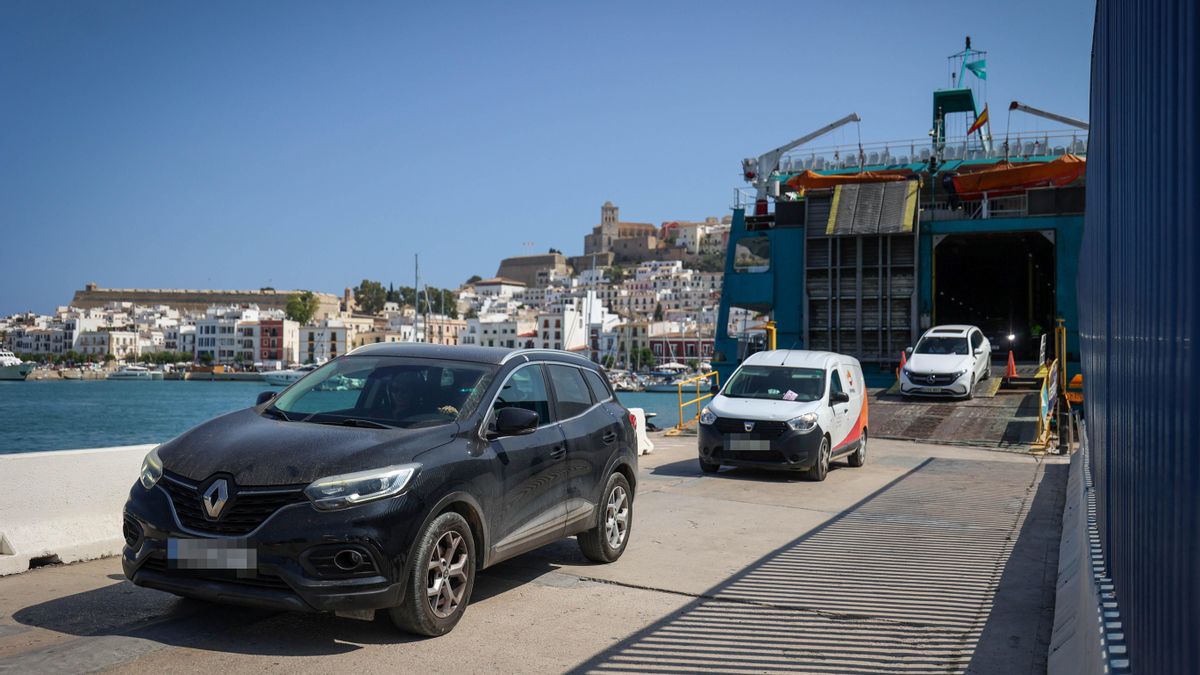 Varios coches llegan a Eivissa desde el puerto.