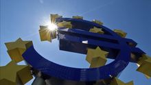 Símbolo del euro ante la sede del BCE en Fráncfort, Alemania. EFE