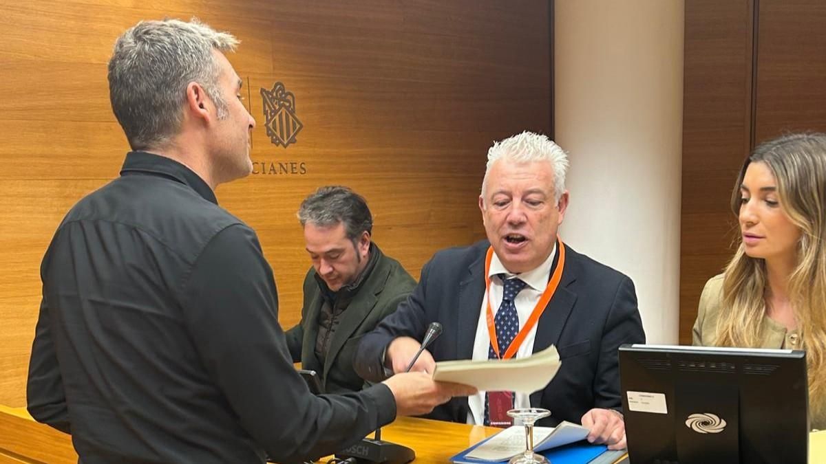 Un diputado de Compromís entrega al número dos de Educación un auto de la jueza de la dana y este responde: "No gaste papel"