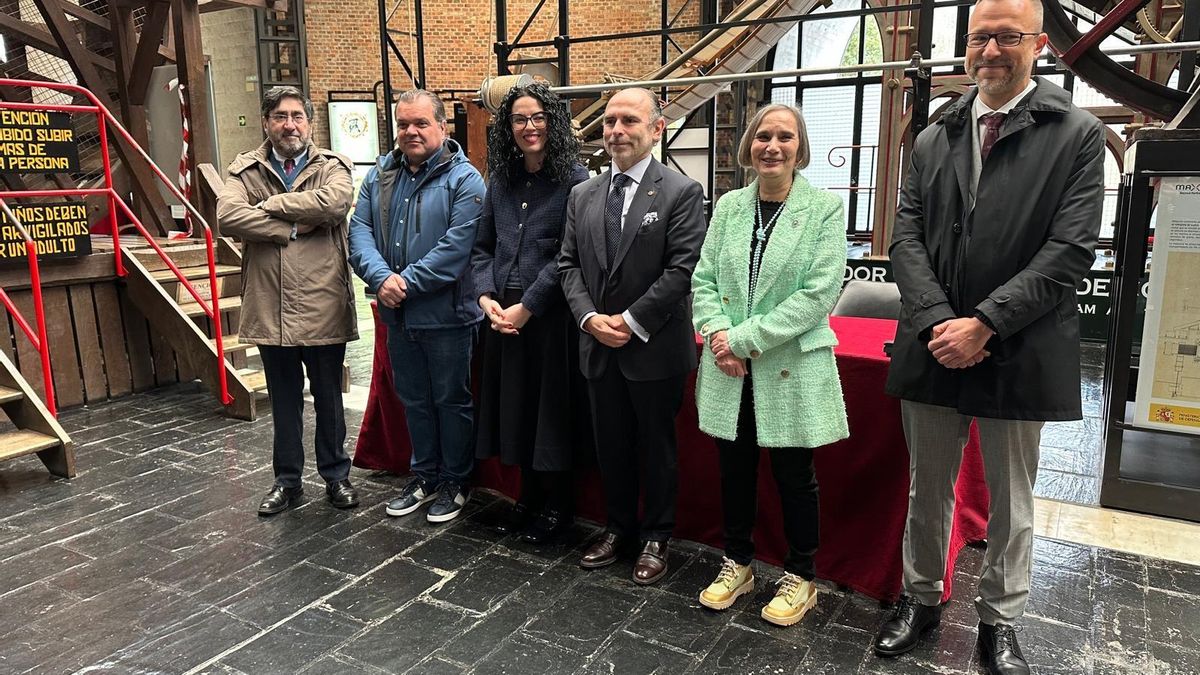 La consejera de Cultura, Vanessa Gutiérrez, y el rector de la Universidad de Oviedo, Ignacio Villaverde, y el secretario general del SOMA, José Luis Alperi, durante la firma de la cátedra