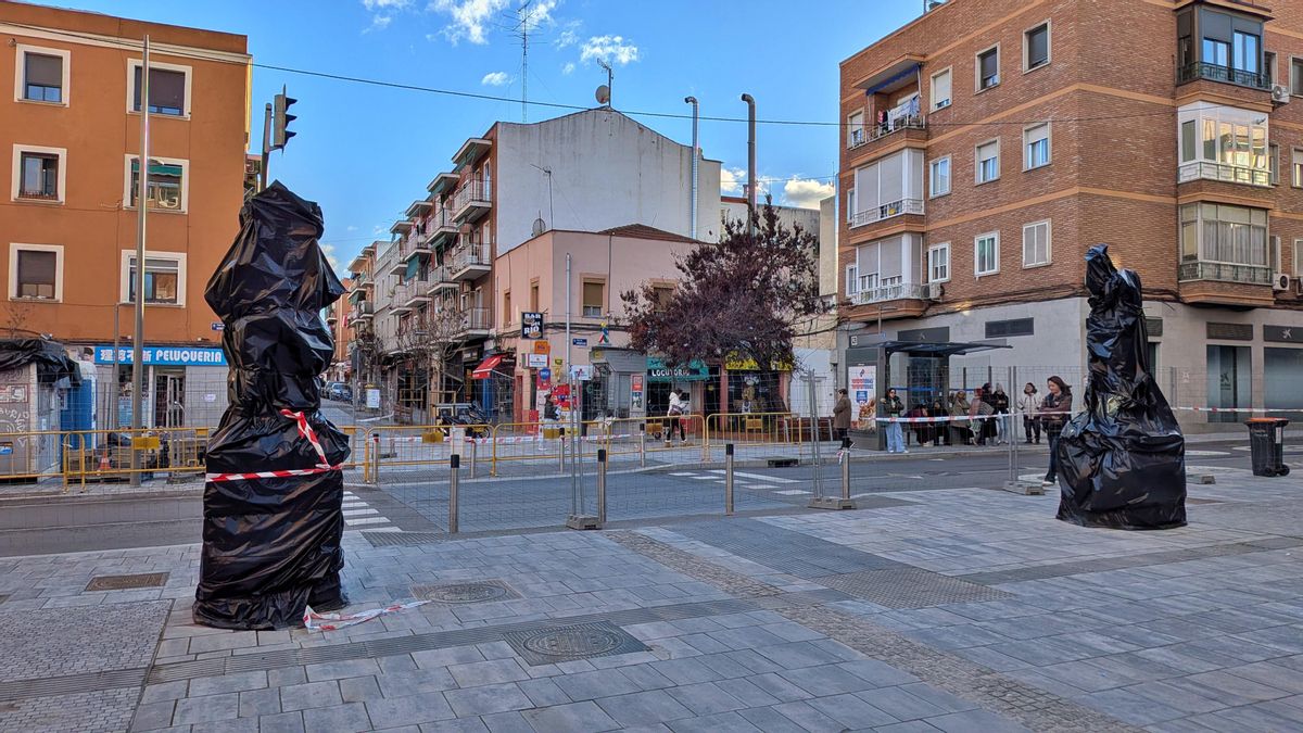Los dos pilares de la plaza del Hidrógeno que esperan el arco encargado a Okuda
