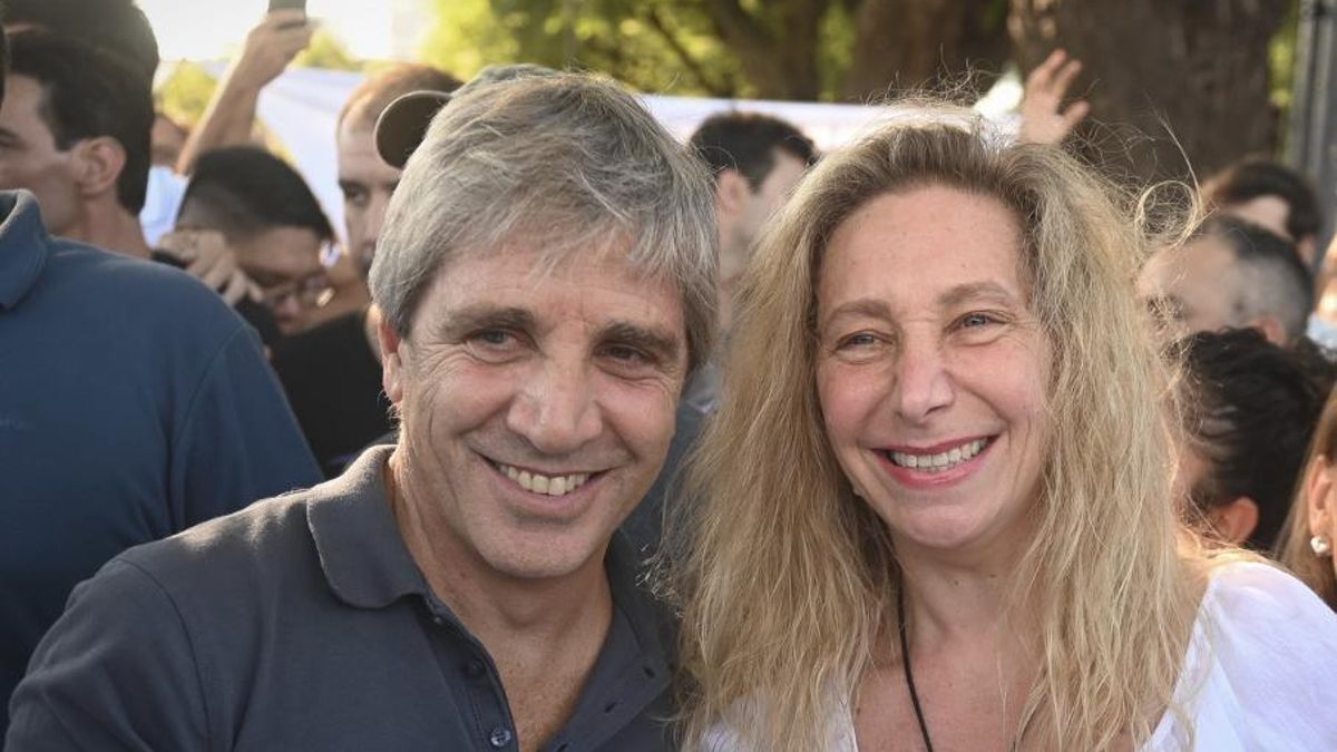 Luis Caputo y Karina Milei, en una actividad de campaña. Ahora fueron citados por la Cámara de Diputados.