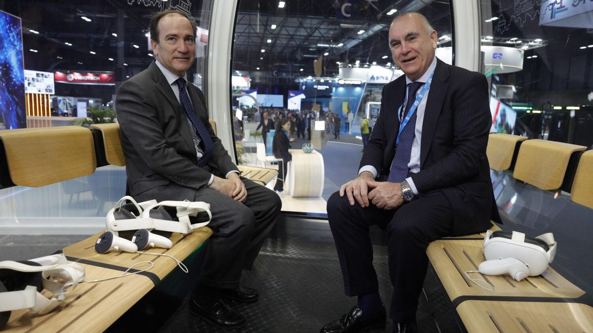 El delegado Carabante y el consejero delegado de la EMT, dentro de la nueva cabina del teleférico