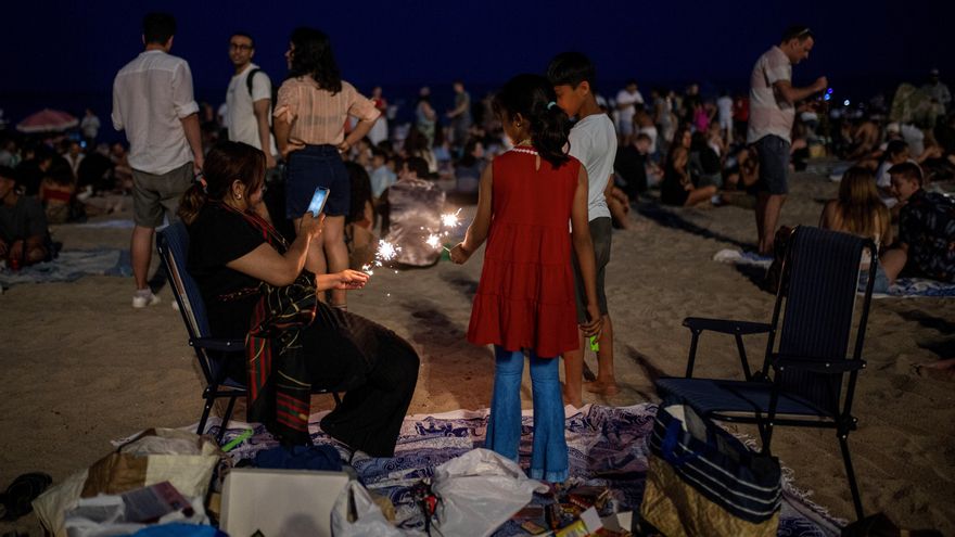 La playa de La Barceloneta, durante la última verbena de Sant Joan
