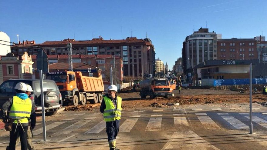 Los remates avanzan en la prolongación de Ordoño II para reabrir un vial y una acera esta semana. A la derecha, la estación actual y al fondo la Catedral.