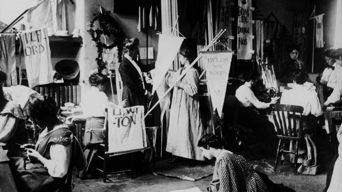 Sufragistas confeccionando pancartas para la marcha a Hyde Park (Londres) el 23 de julio de 1910.