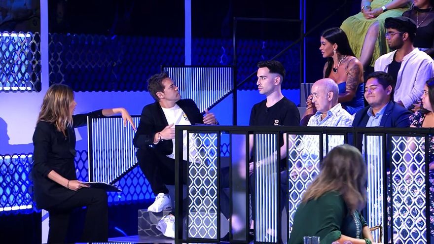 Sandra Barneda, Juan Dávila (en el centro) y los dos entrevistados con los que bromeó el cómico de 'La última noche'