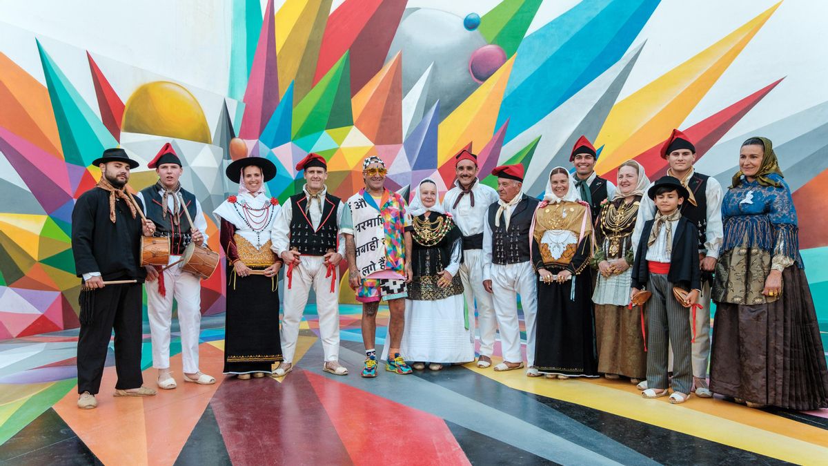 La obra, ubicada a lo largo de la calle Santa Agnès, fue presentada por el alcalde de Sant Antoni, Marcos Serra, el conseller balear de Turisme, Jaume Bauzà, el artista Okuda San Miguel, y el concejal de Turismo del Ayuntamiento, Miguel Tur.