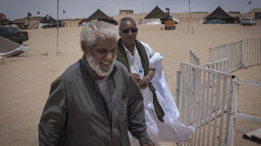 Abdeluadud Mohamed junto a otro compañero, también trabajador de la empresa Fosbucraa, que piden ser indemnizados económicamente por España, por haber cotizado para una compañía española