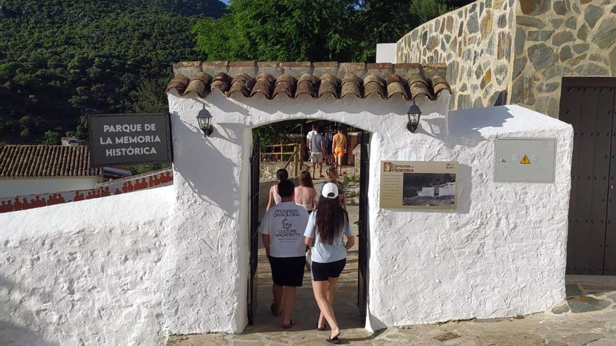 Alumnos entrando al 'Parque de la Memoria' en la sierra gaditana.