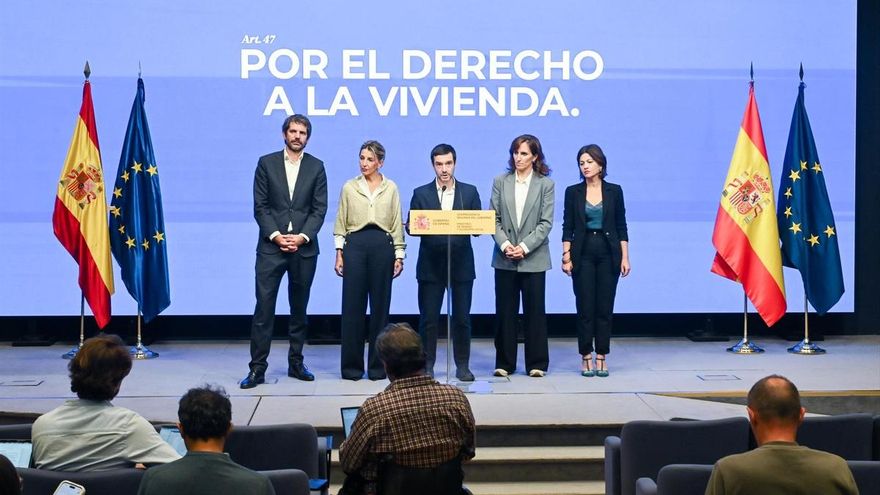 El ministro de Cultura, Ernest Urtasun; la vicepresidenta seguda y ministra de Trabajo y Economía Social, Yolanda Díaz; el ministro de Derechos Sociales, Consumo y Agenda 2030, Pablo Bustinduy; la ministra de Sanidad, Mónica García, y la ministra de Juventud e Infancia, Sira Rego, durante una rueda de prensa, en la sede de la Vicepresidencia Segunda, a 29 de septiembre de 2026, en Madrid (España).
