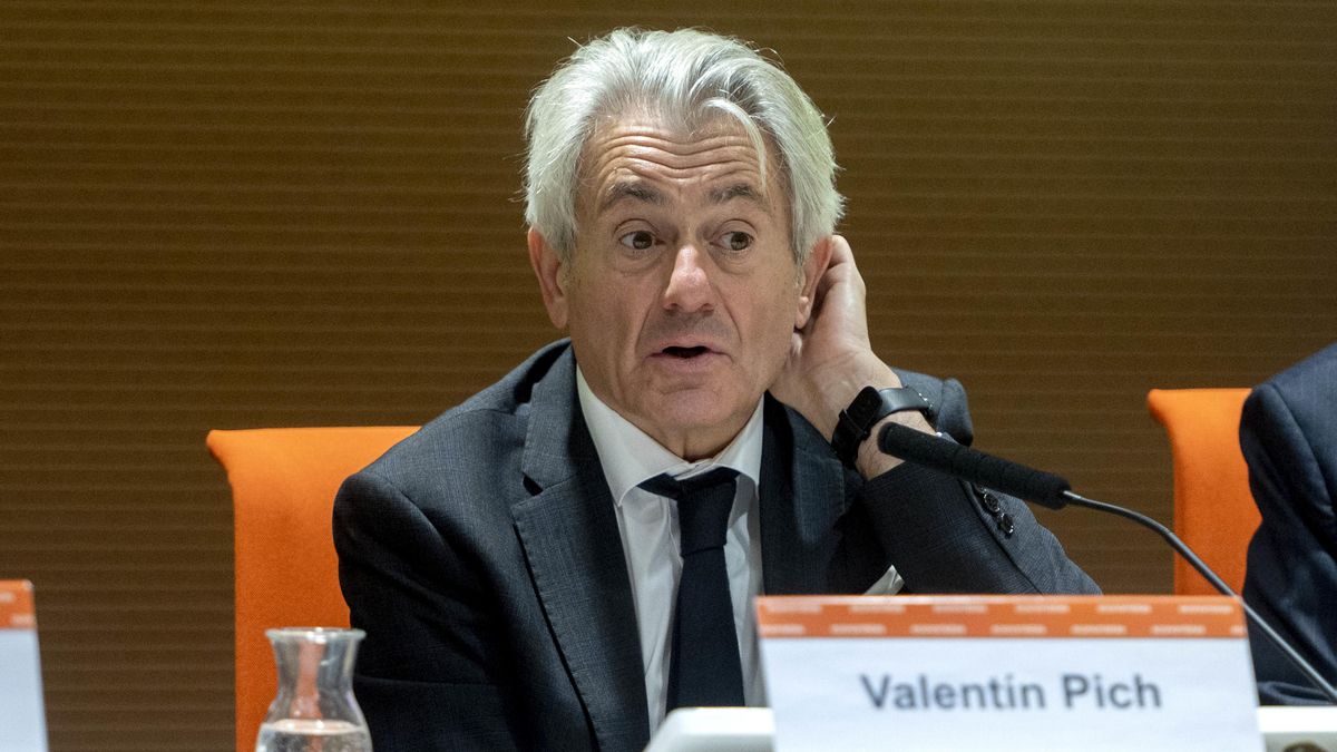 Archivo - El presidente del Consejo General de Economistas de España, Valentín Pich, durante una rueda de prensa, en Madrid (España).