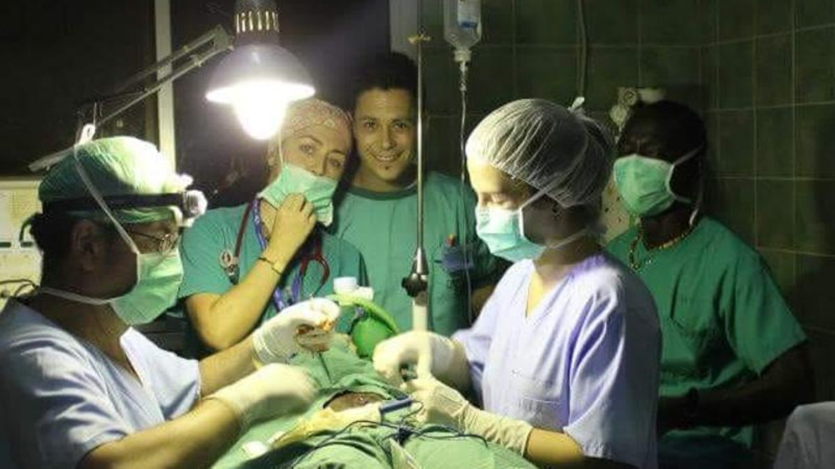 Una operació de l'equip mèdic realitzada amb la llum d'un flexo.