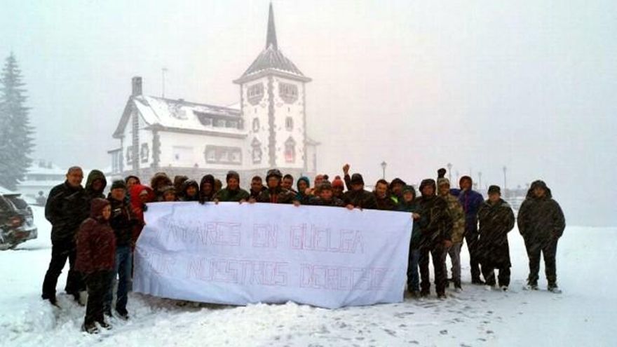 Los manifestantes ante el 'parador' de Pajares. / Lavozdeasturias.es