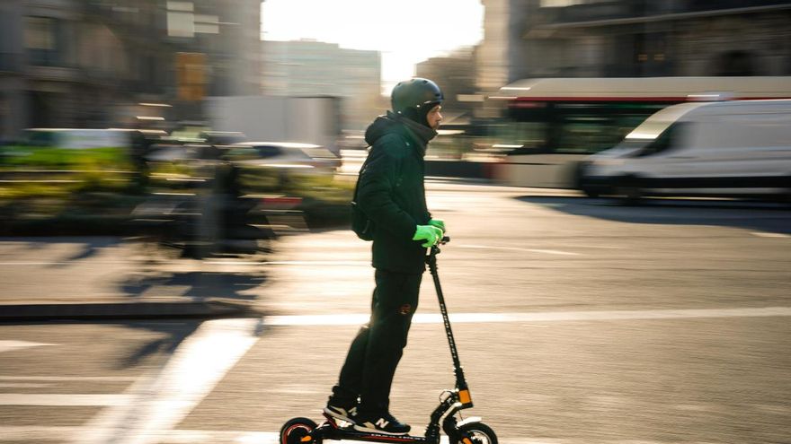 La DGT pretende prohibir los patinetes a los menores de 16 años y rebajar la tasa de alcoholemia