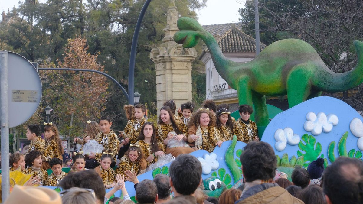 Una carroza logra lo imposible, juntar a humanos y dinosaurios