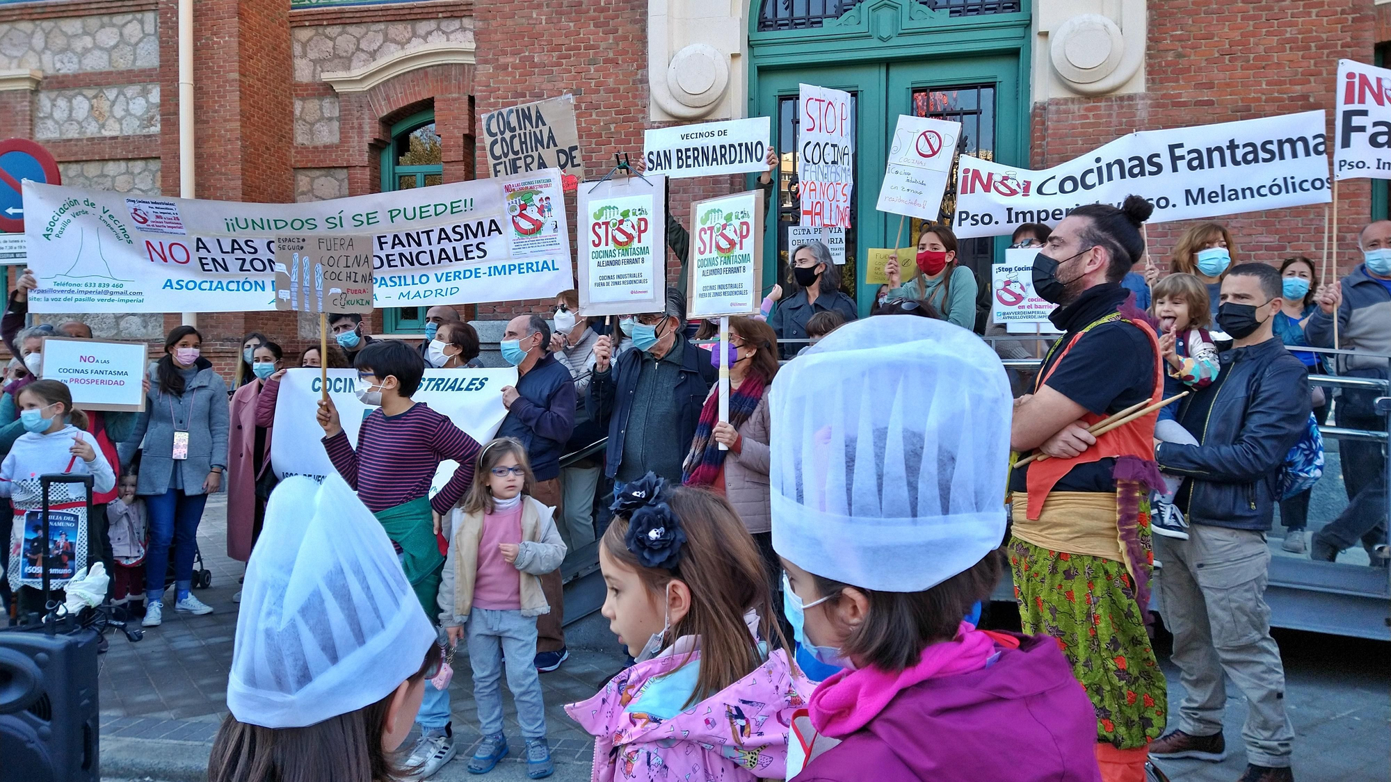 Cientos de manifestantes contra las cocinas fantasma de Madrid