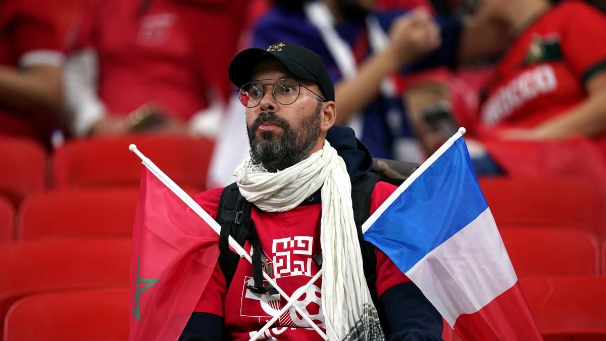 Un fan porta las banderas de Francia y Marruecos durante el partido entre ambas selecciones de fútbol en el mundial del Qatar de 2022