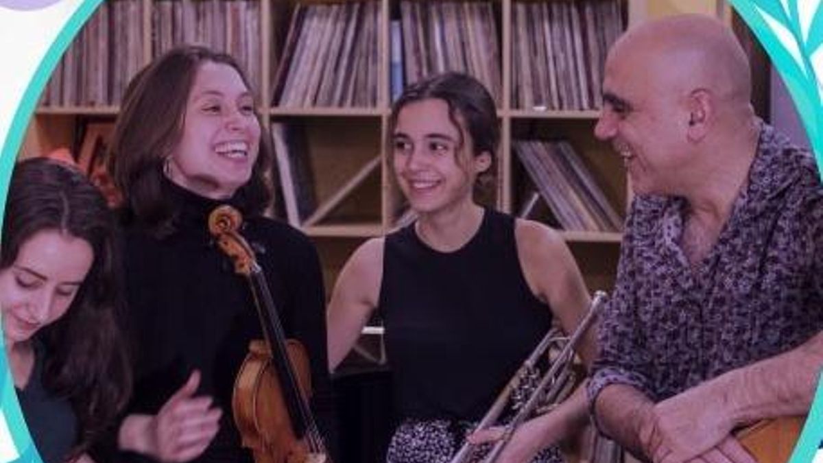 Joan Chamorro con con alumnas de la Sant Andreu Jazz Band.