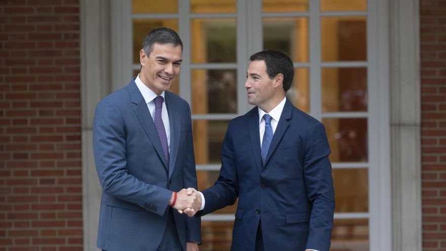 El presidente del Gobierno, Pedro Sánchez, saluda al lehendakari Imanol Pradales a su llegada a La Moncloa.