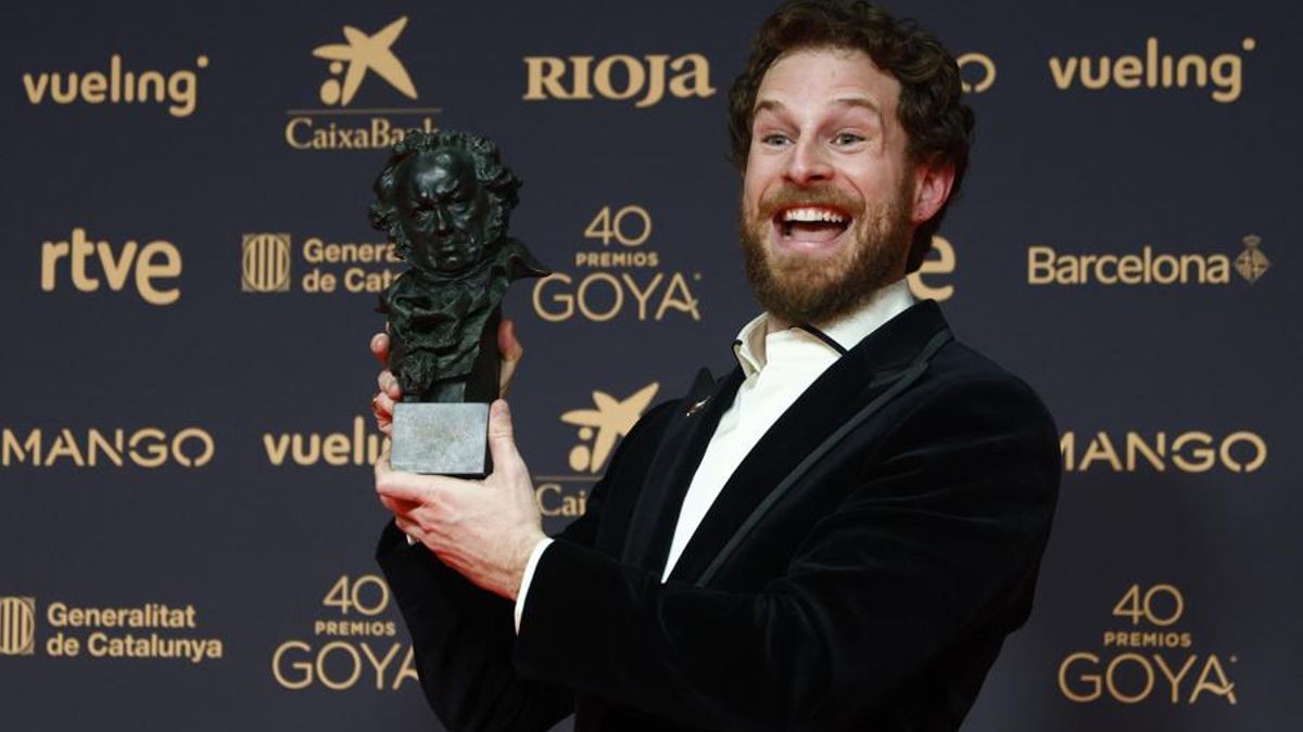 Álvaro Cervantes posa con su Goya al mejor actor de reparto por 'Sorda'