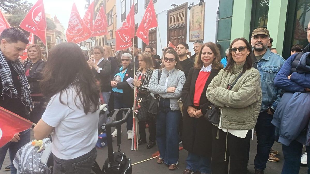 Miembros del PSOE durante la concentración contra la guerra