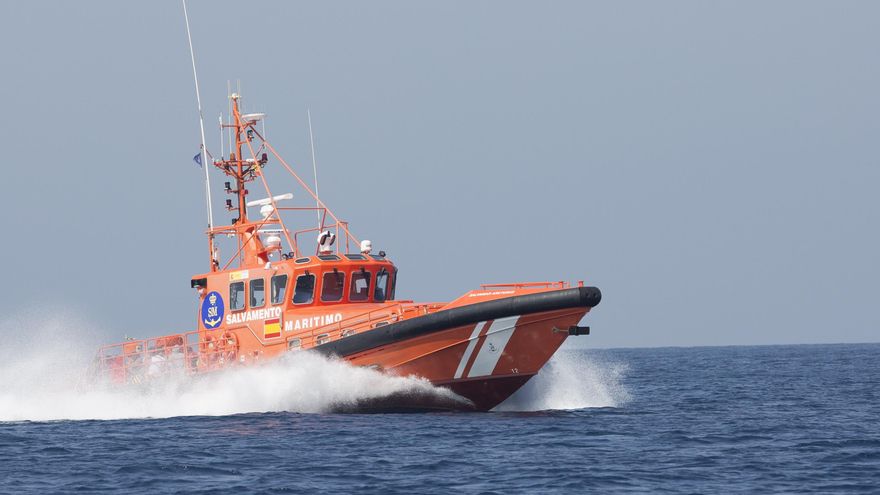 Once menores en el cayuco rescatado a 520 km de Gran Canaria y que llega este miércoles a Arguineguín