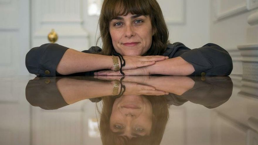La escritora Sara Mesa se enfrenta a la pobreza con "Silencio administrativo"