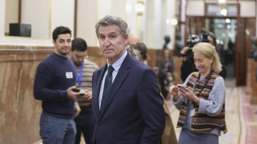 El presidente del PP, Alberto Núñez Feijóo, a su salida del pleno del Congreso de los Diputados, este martes en Madrid.