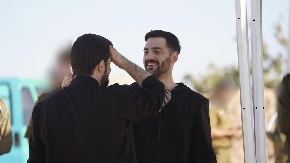 Los hermanos Gali Berman y Ziv Berman se reencuentran tras su liberación.
