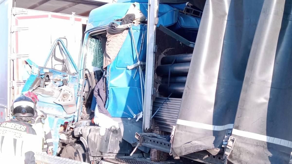 Un fallecido en un accidente entre dos camiones en la A-4
