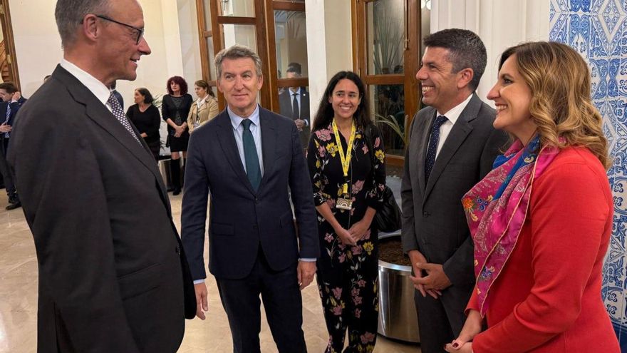 Mazón se reencuentra con Feijóo tras acudir de manera imprevista a una cena del congreso del PPE en València