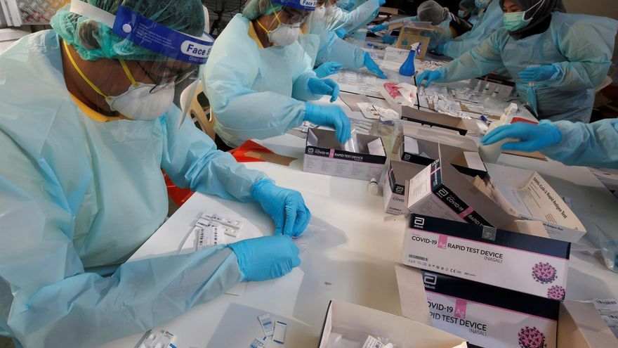 La variante Ómicron lleva a endurecer restricciones y amenaza la recuperación económica global