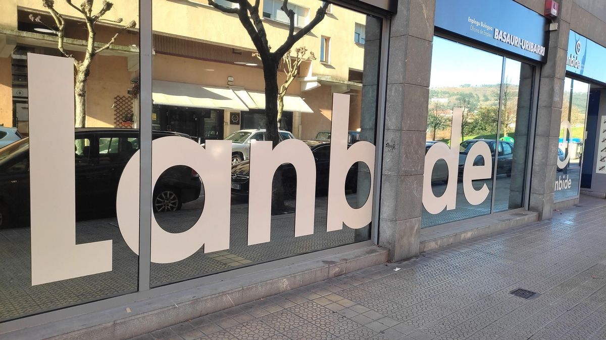El crecimiento del empleo se frena en el mes de julio en Euskadi con 1.378 parados más y 2.386 cotizantes menos