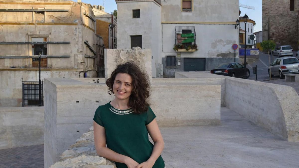 Cristina Gómez, presidenta de la asociación ciudadana “Lorca por su patrimonio cultural”, en una imagen tomada en la muralla medieval de esta ciudad. MARTÍN CAMPOY LÓPEZ