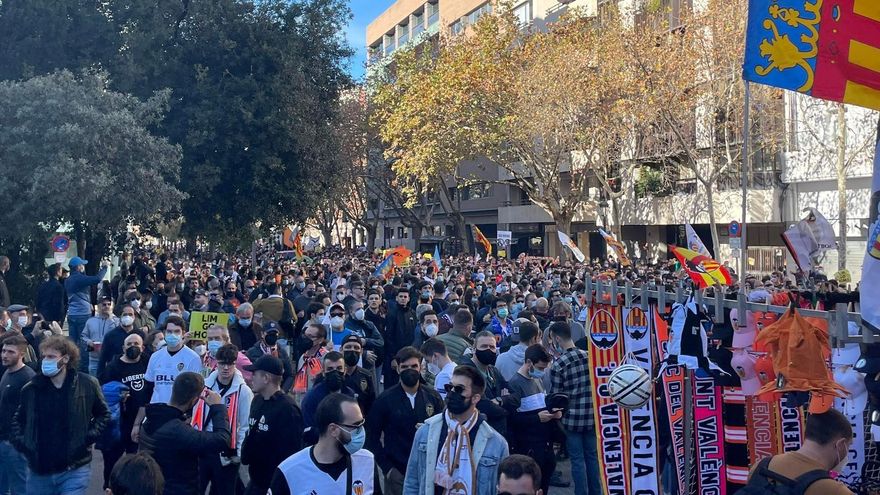 Los aledaños de Mestalla repletos de aficionados durante la protesta contra Peter Lim.