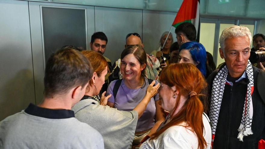 La ministra de Sanidad y líder de Más Madrid, Mónica García (2i), recibe a la diputada de su partido Jimena González (c) y a otros miembros de la Flotilla de la Libertad-Thousands Madleens