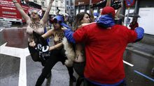 Momento en que las activistas de Femen son detenidas por interrumpir una marcha antiabortista