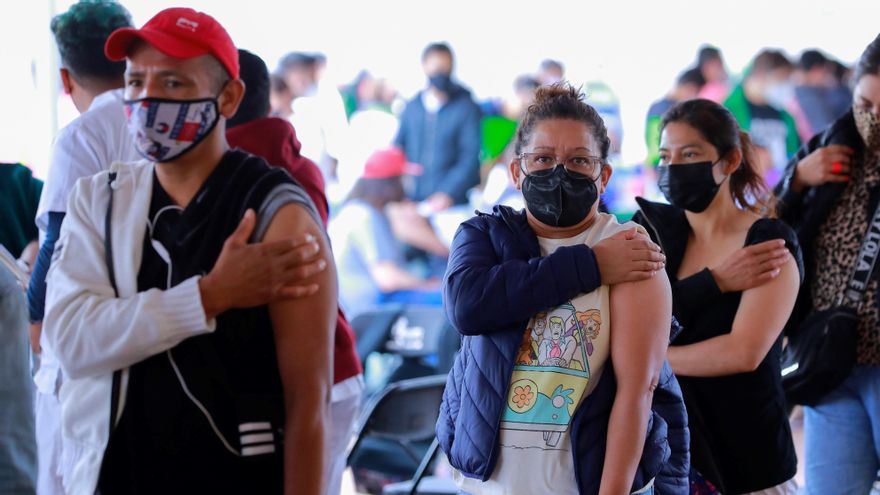 Varias personas reaccionan tras recibir la vacuna contra la Covid-19 hoy, en Ciudad de México (México). EFE/ Carlos Ramírez