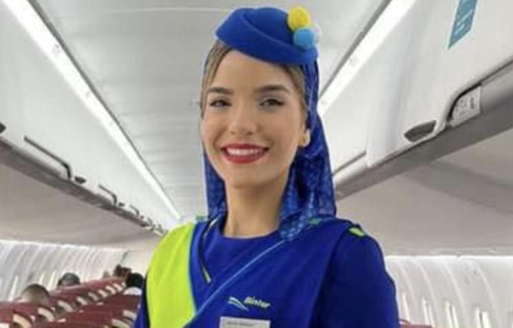 Azafata de Binter con uniforme del Día de Canarias.