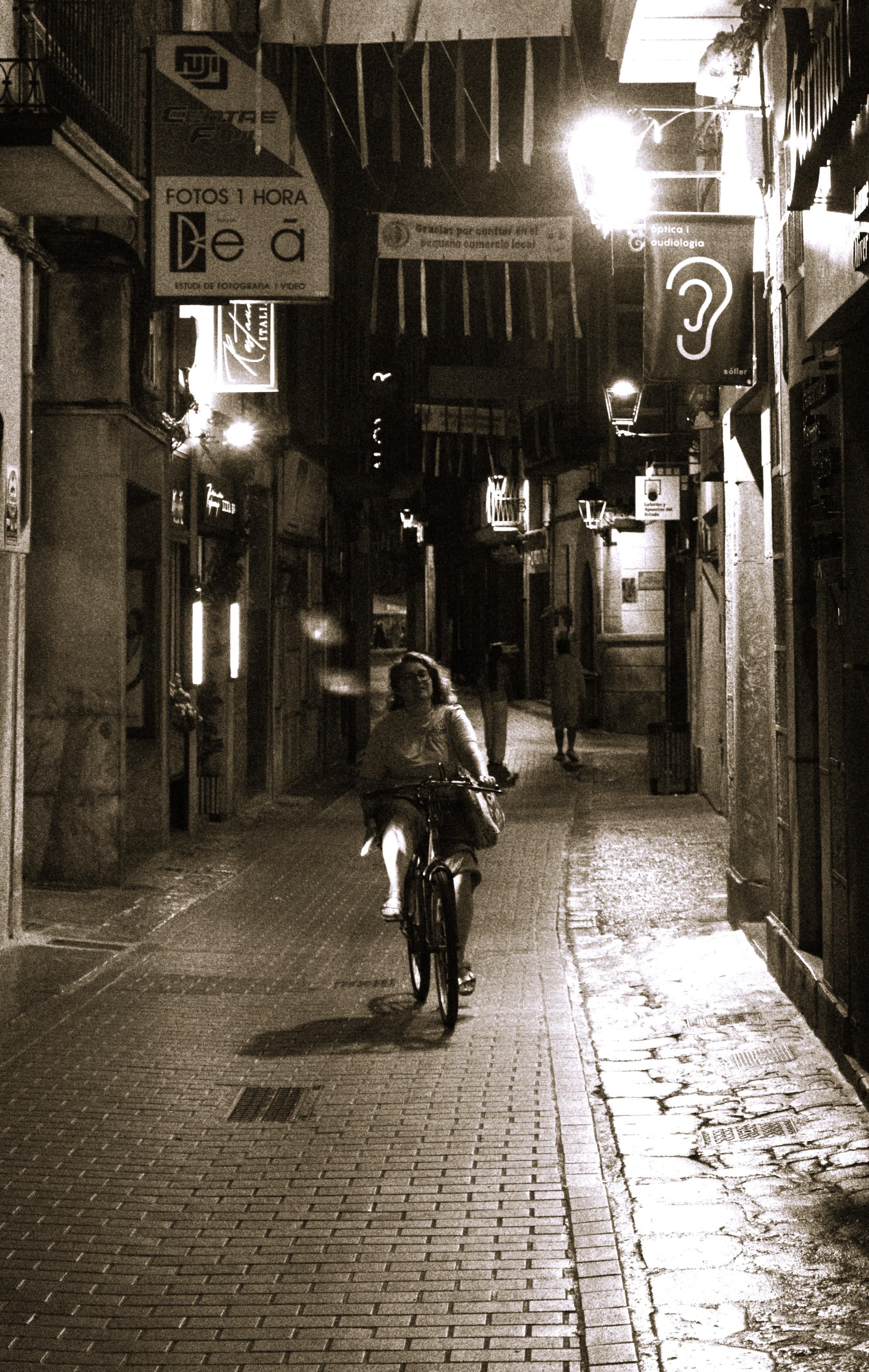 Una bicicleta emmudida passa per davant de Can Prunera, finalitzat el concert